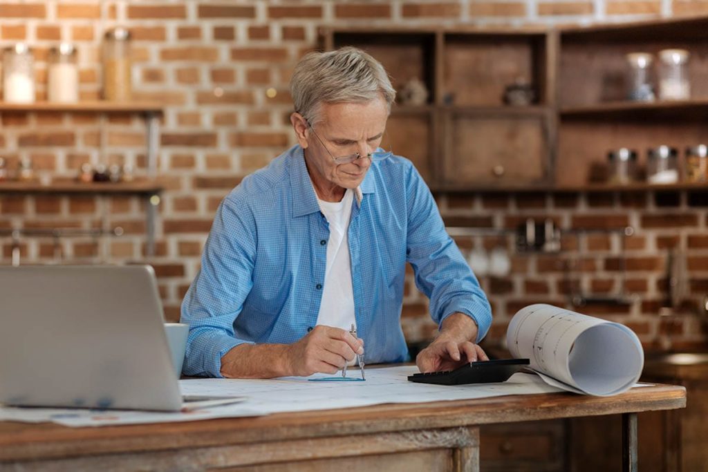 a senior woman uses the parkway place cost calculator to calculate the average cost of a retirement community